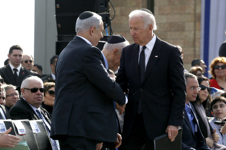 Joe Biden (prawa) i Benjamin Netanjahu (lewa), 2014 r.