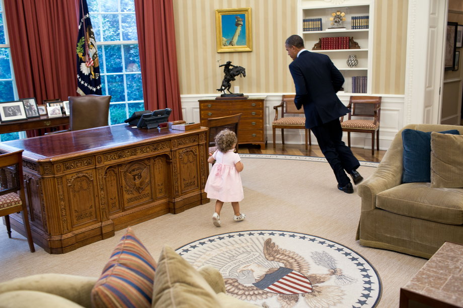 Obama biega po Gabinecie Owalnym z córką jednego ze współpracowników