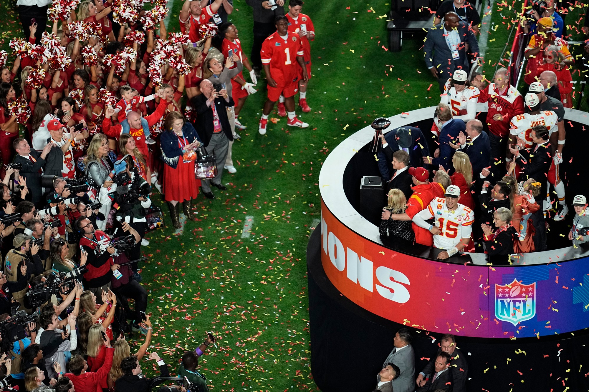 Generálny manažér Kansas City Chiefs Brett Veach pózuje s víťaznou trofejou po 57. edícii Super Bowlu. 