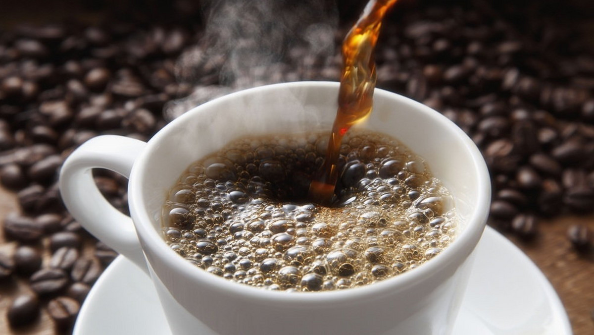 Jeśli pijesz więcej niż pięć filiżanek espresso dziennie, ryzykujesz zdrowiem - ostrzega Europejski Urząd Bezpieczeństwa Żywności (EFSA). Urzędnicy powołują się na raport, wg którego przekroczenie dawki kofeiny na poziomie 400 mg skutkuje szeregiem zaburzeń i chorób. Niestety niebezpieczna okazuje się nie tylko kawa.