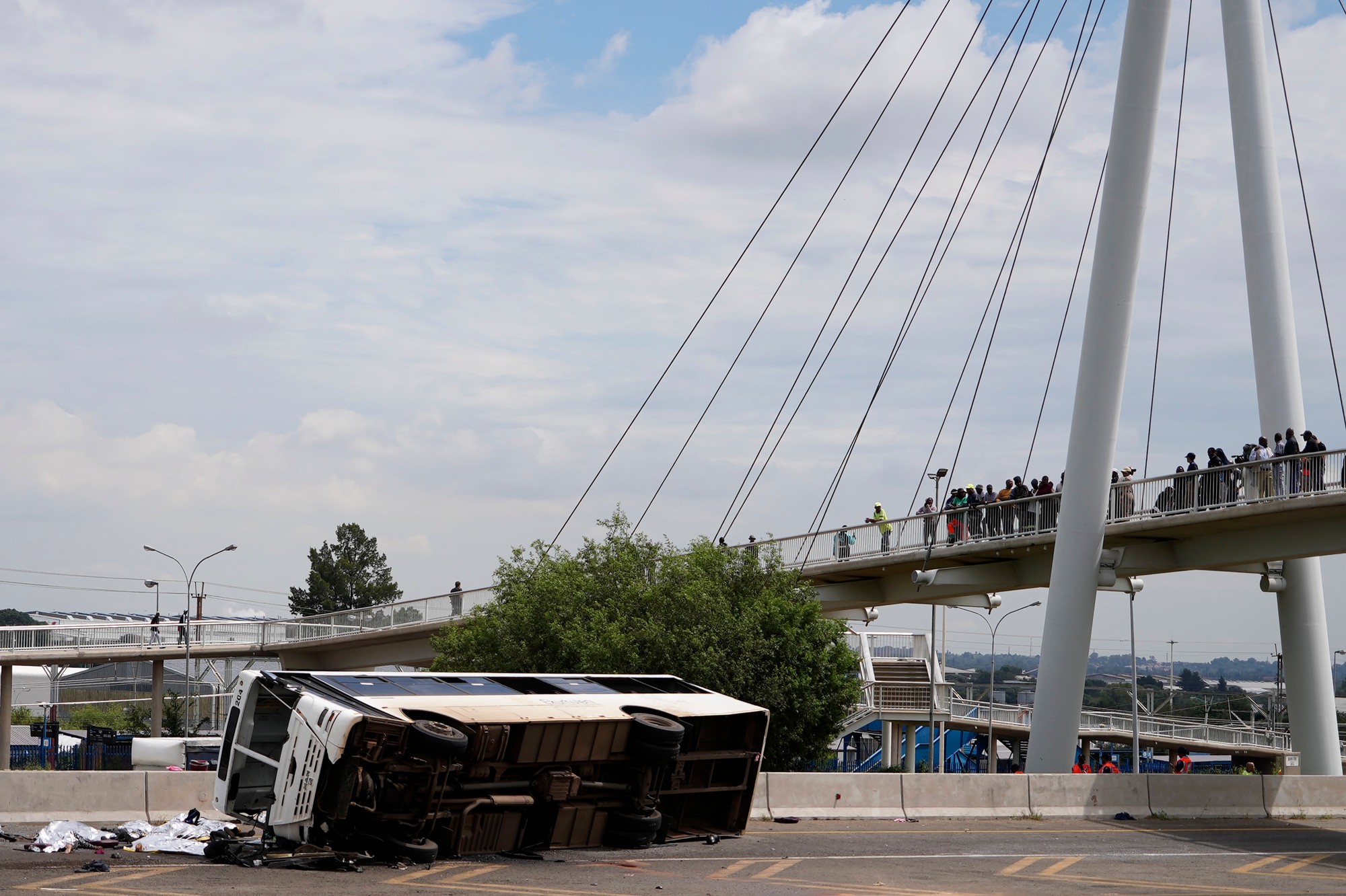 Pri nehode autobusu zahynulo 16 ľudí a desiatky utrpeli zranenia.
