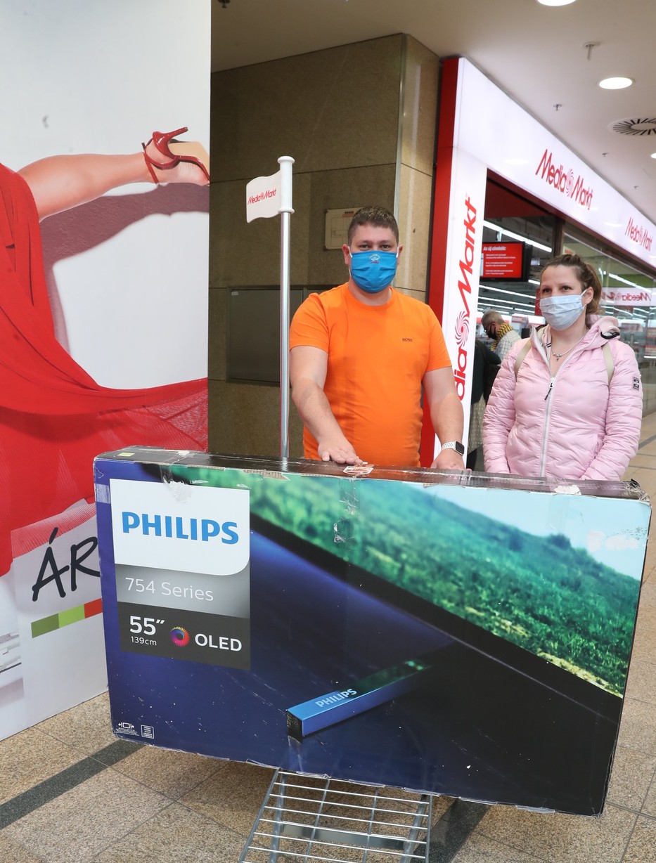 Születésnapi ﷯ajándékot vadászott Tamás és Dóra, végül a le﷯árazás miatt egy hatalmas tévével tértek haza / Fotó: Pozsonyi Zita