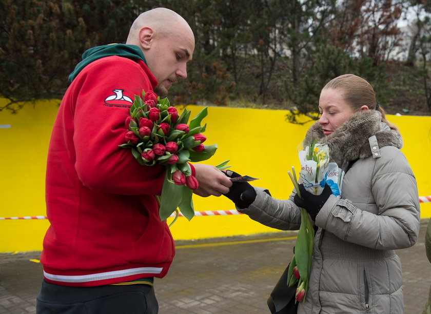Polscy rugbiści rozdawali paniom tulipany i zaproszenia na mecz z Belgią