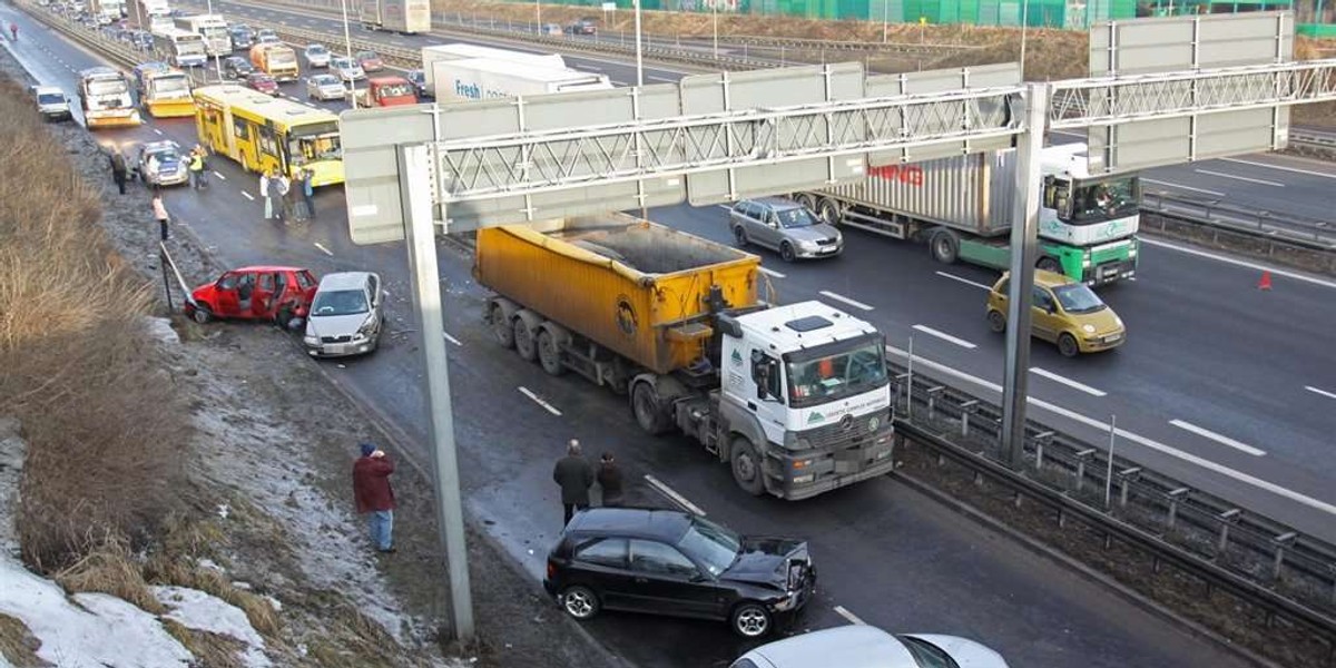 Katowice .  Karambol na zdjezdzie z autostrady A4