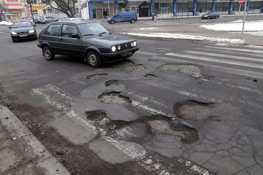 Drogowcy łatają małe dziury, a wyrwy zostaną