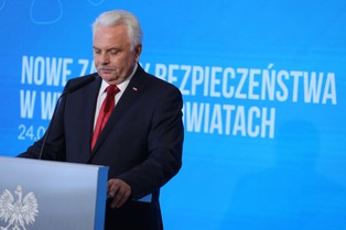 Wiceminister zdrowia: Restrykcje w postaci maseczki, dystansu i dezynfekcji pozostaną do lata przyszłego roku