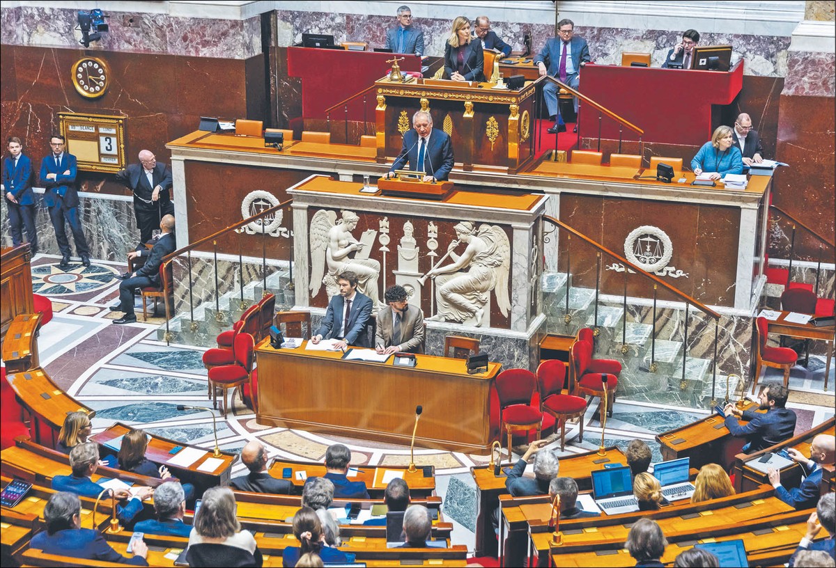 Chociaż opozycja ma cztery szanse na obalenie rządu, wydaje się, że Bayrou utrzyma się na stanowisku, ponieważ centrolewicowa Partia Socjalistyczna zapowiedziała, że nie poprze wniosku o wotum nieufności dotyczącego budżetu