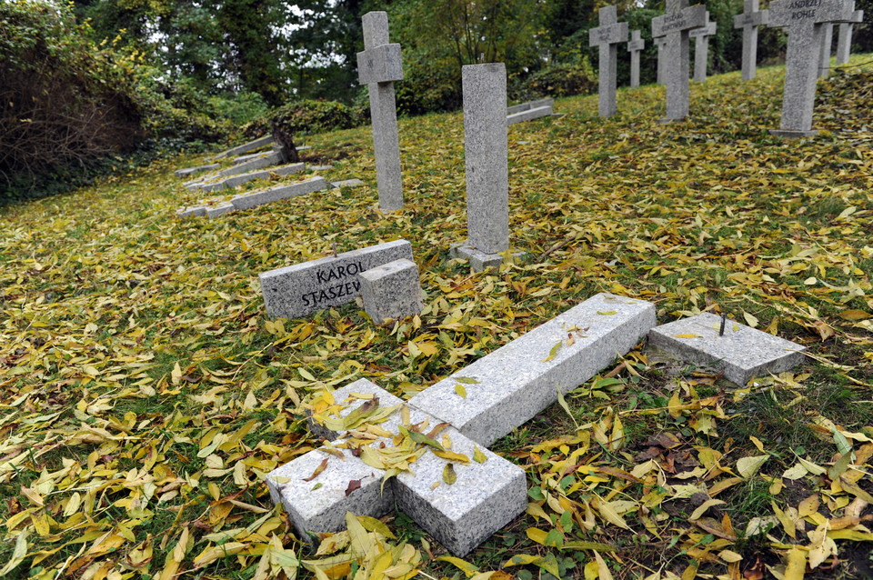 Zdewastowane groby na cmentarzu w Szczecinie