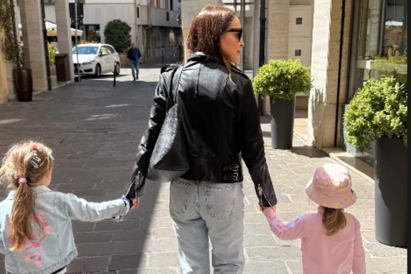 MARIJANA MIĆIĆ SA DECOM U ITALIJI Mlađa ćerkica sa šeširom na glavi, starija u teksas jaknici: Drže mamu sa ruke dok šetaju (FOTO)