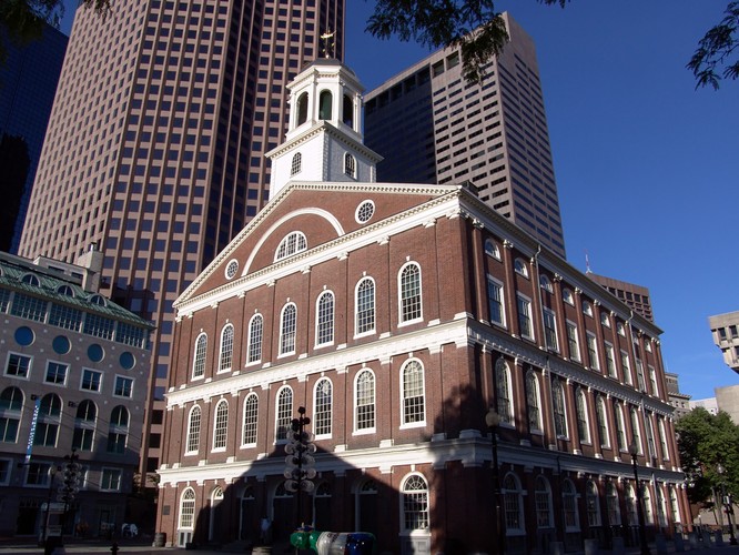 7. Budynek Faneuil Hall w Bostonie. To miejsce przyciąga 18 mln turystów.