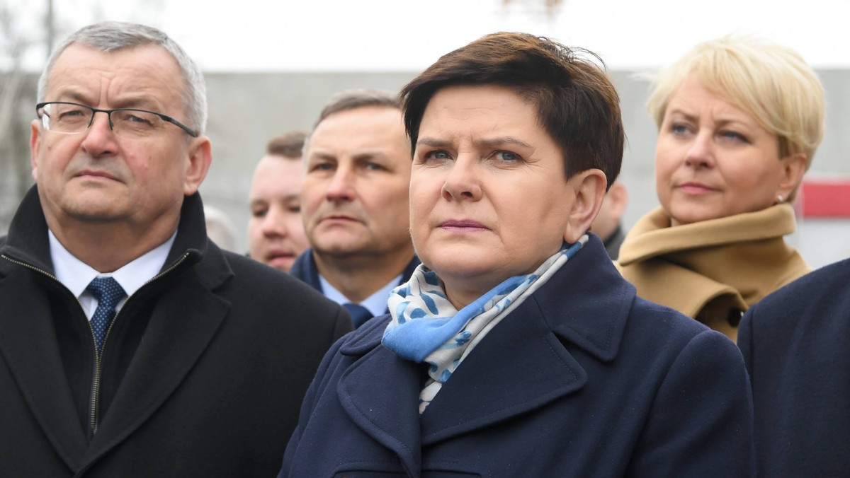 Wiceministra sprawiedliwości Patryk Jaki będzie kandydował do PE z 3. miejsca na liście w regionie małopolsko-świętokrzyskim - zapowiedziała dziś wicepremier Beata Szydło. Podkreśliła, że ona sama nie wybiera się do Brukseli "na emeryturę" i zamierza być aktywna również w krajowej polityce.