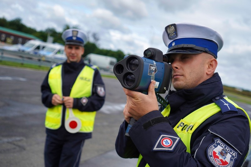Policjant z miernikiem laserowym LTI 20/20 TruCam