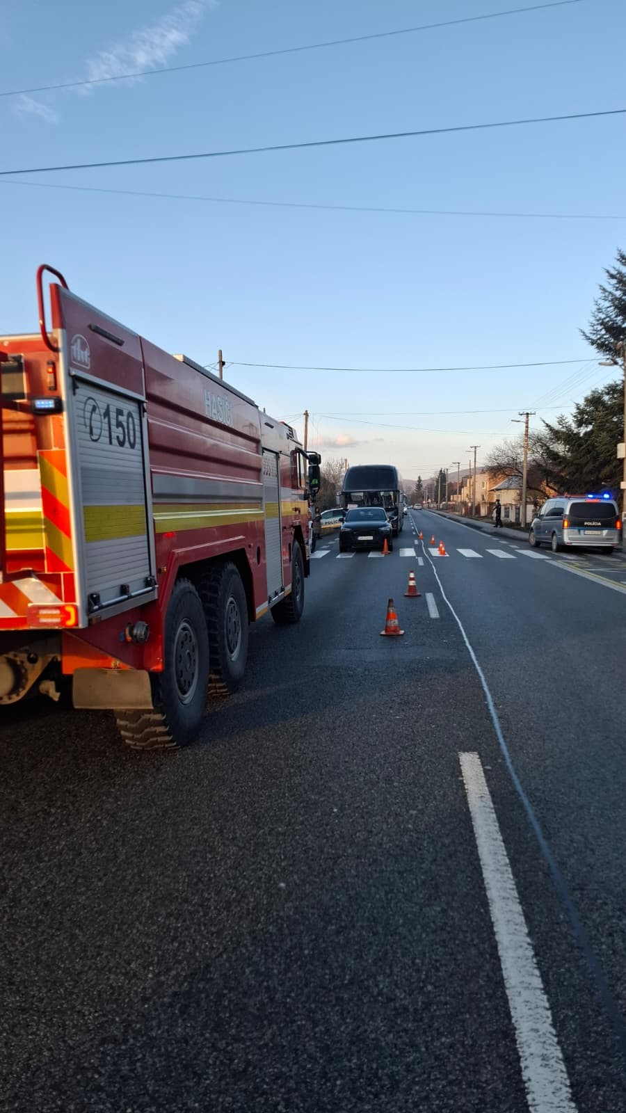 Pri zrážke autobusu a auta vo Svinici utrpela zranenia jedna osoba.