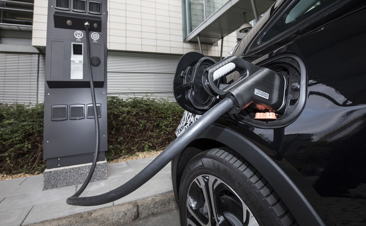 W Poznaniu, Rzeszowie i Bielsku-Białej już działają pierwsze stacje ładowania aut elektrycznych