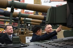 Koreańskie czołgi i armatohaubice rozładowane w Gdynii [ZDJĘCIA]