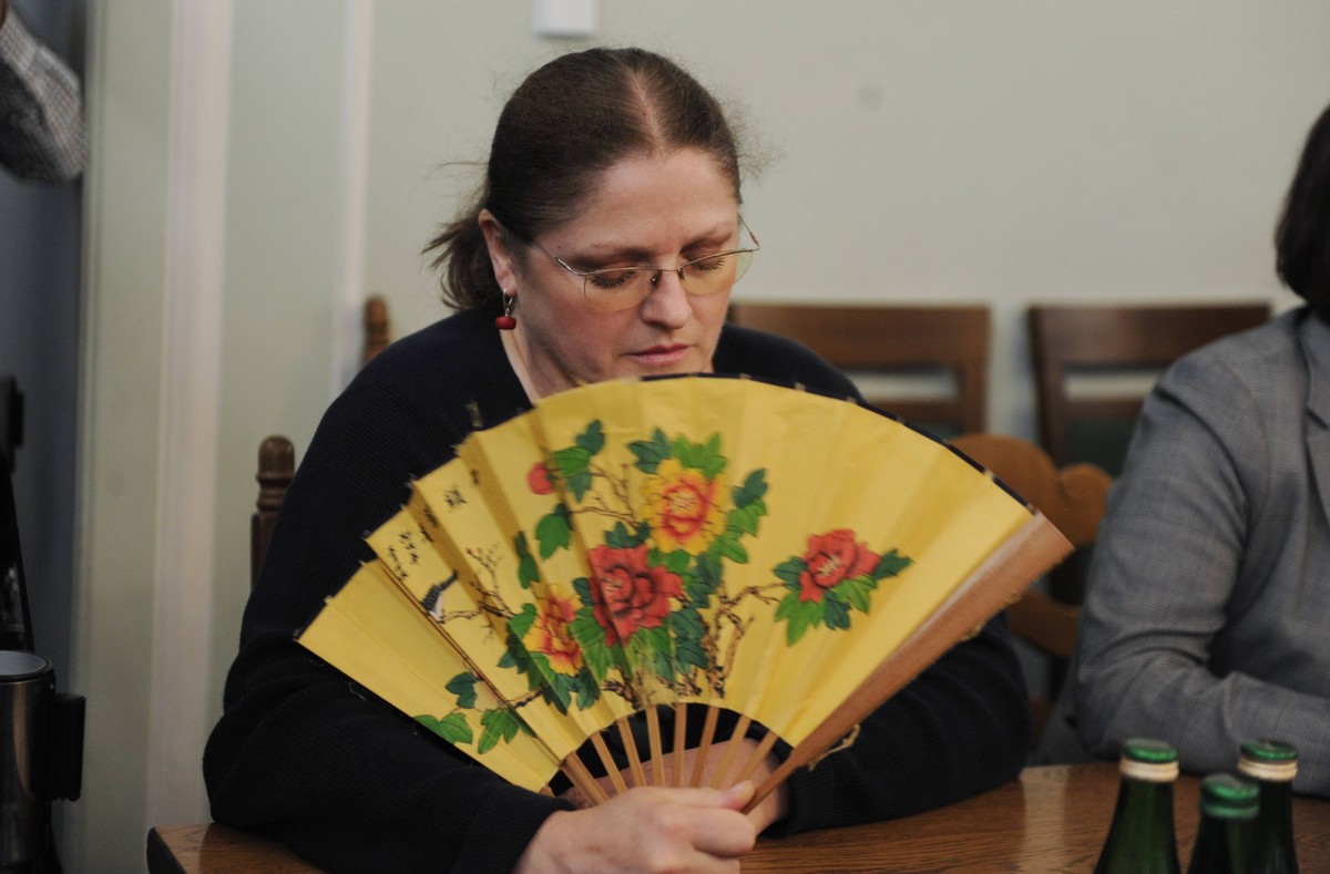 Krystyna Pawłowicz z wachlarzem w Sejmie