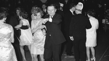 sylwester w prl. gomułka przeniósł bal, gierek wrócił do zwyczaju bieruta