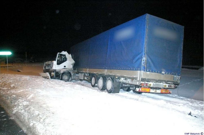 Kierowca nie żyje. Z kabiny TIR została sterta blach