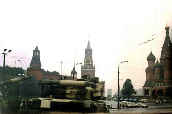 Czołgi w pobliżu Placu Czerwonego (domena publiczna).