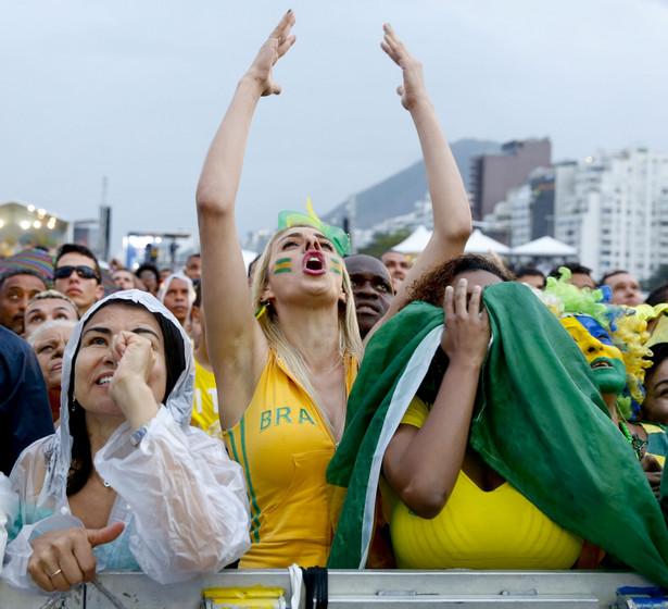 Kibice Brazylii w strefie kibicowskiej na Copacabanie w Rio De Janeiro podczas wczorajszego półfinału z Niemcami. Fot. EPA/KAMIL KRZACZYNSKI Dostawca: PAP/EPA.