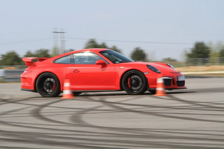Porsche 911 GT3: przy takim nadmiarze mocy (475 KM) zerwanie przyczepności tylnych kół nie jest problemem. Nieco większym okazuje się zapanowanie nad autem przy próbie jazdy kontrolowanym poślizgiem