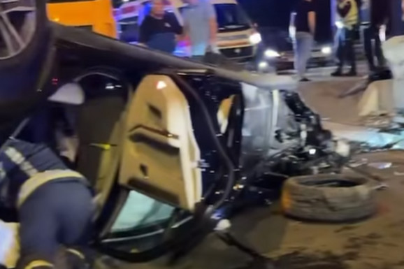 POGLEDAJTE SNIMKE NAKON STRAVIČNE NESREĆE KOD MOSTARSKE PETLJE Automobil završio na krovu, vatrogasci jedva izvukli povređene (VIDEO)