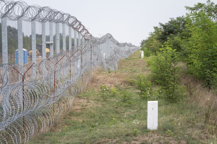 Węgierski płot częściowo znajduje się pod napięciem