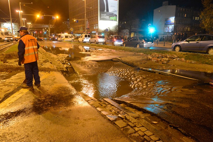 Dziura po awarii wodociągowej we Wrocławiu