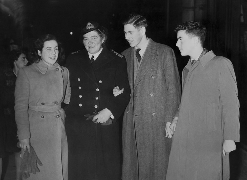 Vera Laughton Mathews - dyrektor Women's Royal Naval Service (WRNS) z córką, Elvirą, i synami - Christopherem i Davidem (1946 r.)
