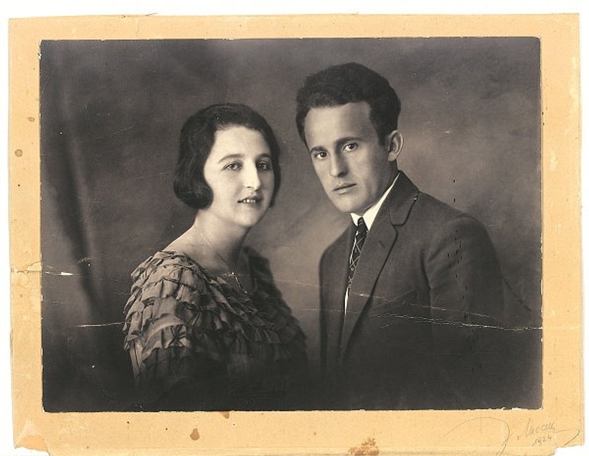 Branislav Princip sa slikom u ruci: Baba i deda Nikole