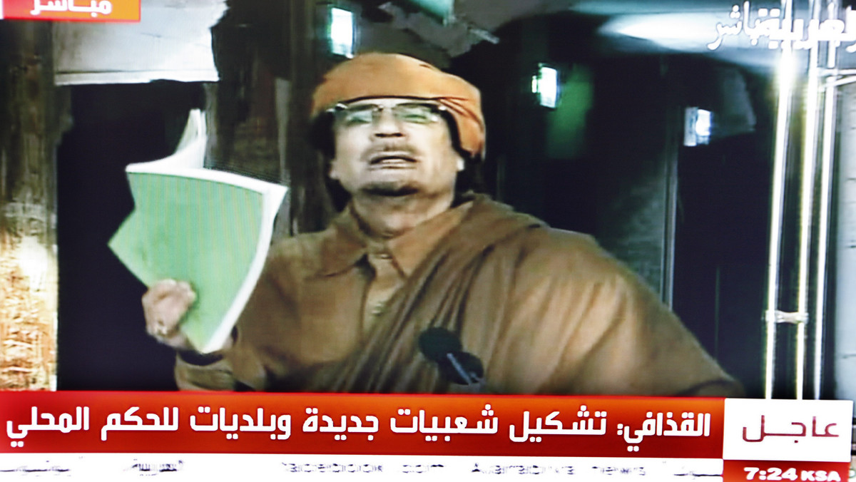 W wystąpieniu w libijskiej telewizji Muammar Kadafi zaapelował do swoich obywateli, by "zabrali swoim dzieciom broń, a następnie aresztowali i postawili przed sądami tych, którzy tę broń do rąk ich dzieci dali". Jego zdaniem ostatnie protesty rozpętali członkowie Al-Kaidy, którzy chcą przejąć kontrolę nad Libią. "Bin Laden na pewno jest z tego zadowolony. Jego wizje dżihadu się zrealizowały" - mówił podczas telefonicznej rozmowy.