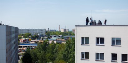 Po śmierci pani Jadwigi Krystian stał na krawędzi wieżowca niemal dobę. Sąsiedzi opowiadają nam straszne historie o tej rodzinie