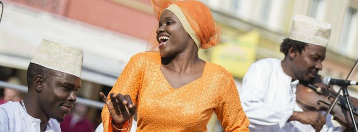 7. Melodie i rytmy Zanzibaru Zjawiskowe wokalistki i tancerki Zanzibar Taarab/Kidumbak Ensemble czarowały publiczność, również podczas otwartego występu we wrocławskim Rynku. Usłyszeliśmy charakterystyczne dla Zanzibaru płynące arabskie melodie harmonijnie połączone z rytmami Afryki Wschodniej. Fot. Mateusz Bral