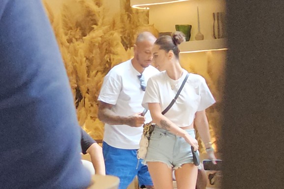 OGROMNA JELKA SA ROZE MAŠNOM NASRED SOBE Srpkinja kupuje nekretninu u Americi, a sada pokazala u kakvom luksuzu trenutno živi (Foto)