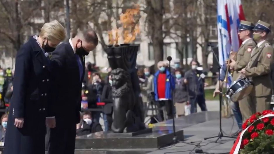 Andrzej Duda przed Pomnikiem Bohaterów Getta