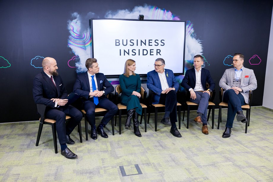 W debacie na temat obecnego stanu gospodarki i wyzwań w nadchodzącym roku wzięli udział: prof. Andrzej Blikle, Marcin Kościński dyrektor zarządzający Business Banking ING, dr Damian Kaźmierczak członek zarządu, główny ekonomista Polskiego Związku Pracodawców Budownictwa, Karol Kapuściński head of strategic sales of No Fluff Jobs oraz Monika Banyś ekspertka rynku pracy Personnel Service.