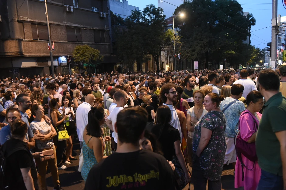 Protest ispred RTS-a u nedelju okupio je više od 1.000 ljudi