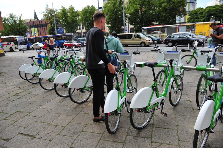 Maksymalny czas wypożyczenia roweru to 12 godzin. Przekroczenie czasu maksymalnego oznacza nałożenie dodatkowej opłaty w wysokości 200 zł. <br><br>fot. (mgo) PAP/Marcin Bielecki