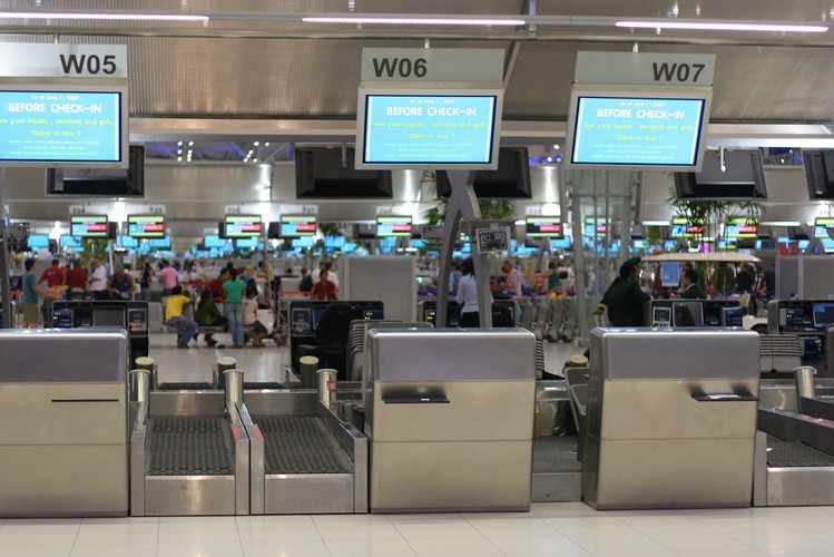 Odprawa na lotnisku i karty pokładowe – tanie linie lotnicze zachęcają pasażerów do odprawiania się online. Jeżeli jednak z różnych powodów pasażer nie odprawi się samodzielnie i nie wydrukuje sobie karty pokładowej w domu, będzie zmuszony do uiszczenia dodatkowej opłaty za odprawę na lotnisku. Wizz Air pobiera 68 złotych za taką odprawę (jest też jedyną linią, która kasuje 32 złote za odprawę online). Ryanair z kolei za wydrukowanie pasażerowi karty pokładowej liczy sobie aż 60 euro – czyli 245 złotych!