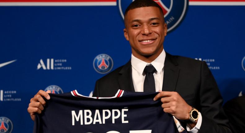 Kylian Mbappé prolongeant son contrat avec le PSG