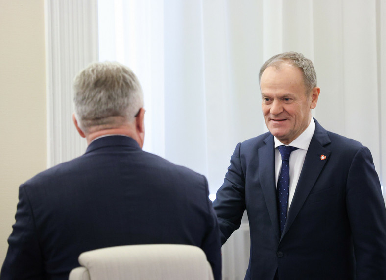 Premier Donald Tusk wita się z Bartłomiejem Sienkiewiczem na posiedzeniu rządu