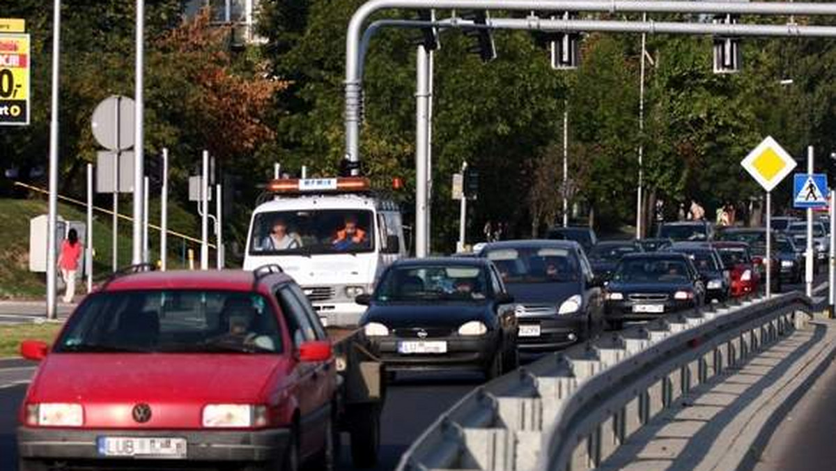 Wakacje skończyły się szybciej, niż roboty pod wiaduktem na ul. Kunickiego. Mieszkańcy alarmują, że wraz z powrotem uczniów do szkół, trudniej przejechać przez ten rejon miasta - podaje "Dziennik Wschodni".