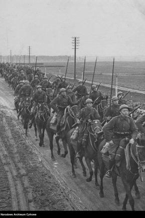 Polska kawaleria w marszu. Zdjęcie wykonane w czasie manewrów przed wybuchem wojny. NAC.