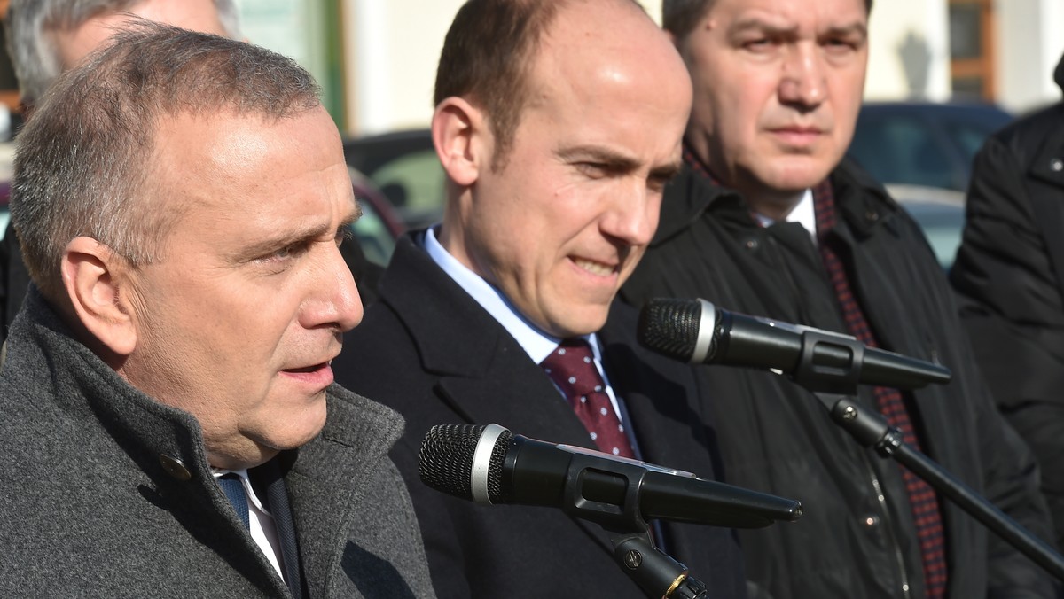 PO nie pozwoli na to, żeby państwo PiS mogło łamać bezkarnie prawo - mówił na dzisiejszej konferencji w Oświęcimiu lider PO Grzegorz Schetyna. - Chcemy powiedzieć: nie możecie wszystkiego - dodał.