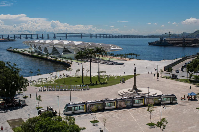 Zasilany z trzeciej szyny Citadis na tle obiektów olimpijskich w Rio