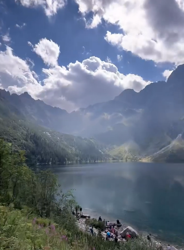 Turisti často čakajú aj niekoľko hodín na výstup.