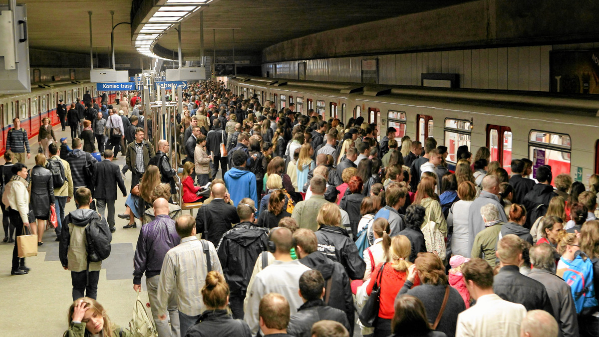 Wypadek w warszawskim metrze. Kilkuletnia dziewczynka wpadła w szczelinę między peronem a pociągiem. Na szczęście została wyciągnięta, zanim pociąg ruszył. Trafiła do szpitala. Ruch pociągów był częściowo wstrzymany.