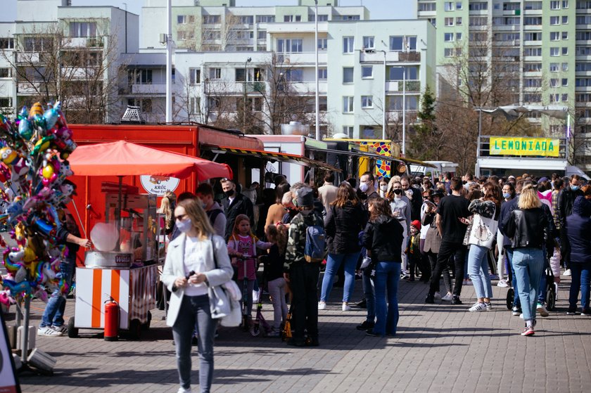 Warszawa. Tłumy na zlocie foodtrucków. Nie przestrzegano obostrzeń