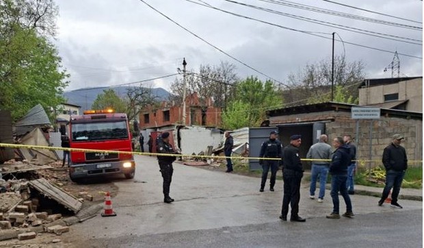 Rušenje garaže u severnom delu Kosovske Mitrovice