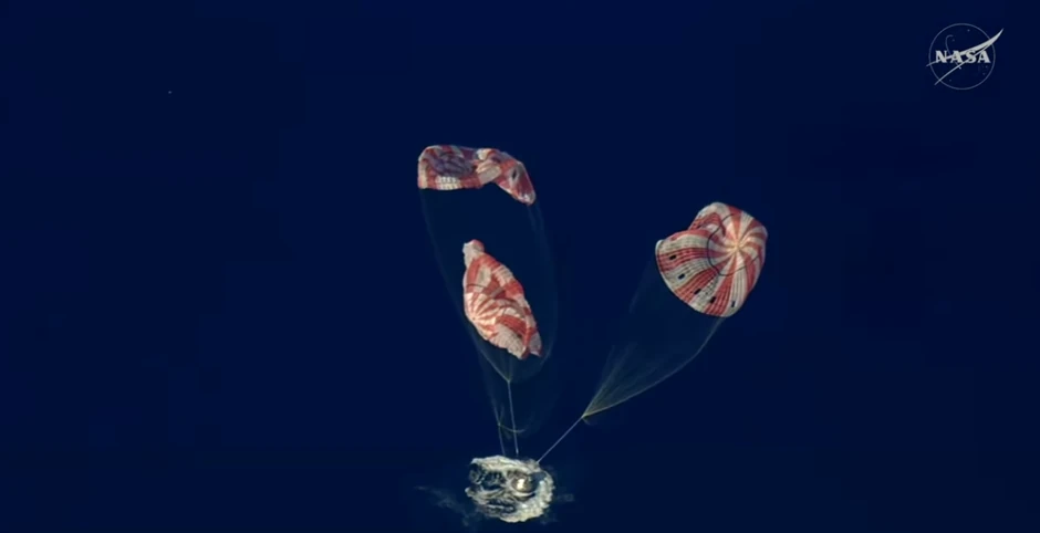 Posada misije "Artemis II" otvorila padobrane